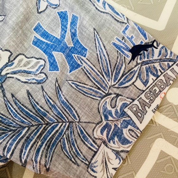 Rare Tommy Bahama x Yankees Collab Hawaiian shirt jersey - Picture 5 of 8